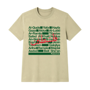 Playera beige de manga corta con una lista de nombres de ciudades de Palestina ordenadas en bloque tipográfico verde (Al-Quds, Yafa, Hayfa, Gaza, Akka, Nablus, Jenin, etc.) cruzadas al centro por la palabra "فلسطين" (Palestina) en caligrafía árabe roja.