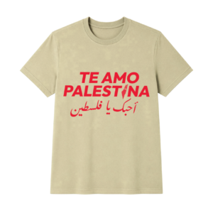 Playera con la frase "TE AMO PALESTINA" impresa en color rojo al frente, donde la letra "I" es reemplazada por el mapa de Palestina con patrón de kufiya, acompañada abajo por caligrafía árabe en rojo que dice "أحبك يا فلسطين".