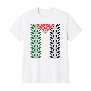 Playera blanca con una reinterpretación geométrica de la bandera de Palestina en estilo de bordado tradicional tatreez, formada por patrones de ramas y hojas cuadradas en colores verde, rojo, negro y blanco.