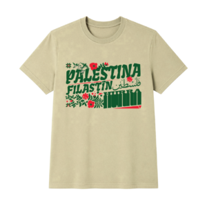 Playera beige de manga corta con un bloque tipográfico retro en color verde y rojo con la palabra "PALESTINA", la transliteración "FILASTĪN", caligrafía árabe "فلسطين" y la palabra "HURRA", decorada con motivos florales y pájaros estilo bordado tatreez.