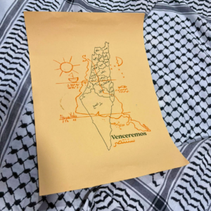 óster impreso en papel tono beige/crema sobre una kufiya palestina tradicional de color blanco y negro, mostrando la ilustración del mapa de Palestina con trazos en color naranja y verde.
