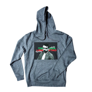 Sudadera gris jaspeado con capucha (hoodie) con estampado gráfico de Emiliano Zapata y texto bilingüe Tierra y Libertad en español y árabe.