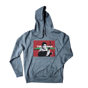 Sudadera gris con estampado de Leila Khaled con keffiyeh sobre fondo rojo y texto Tierra y Libertad en español y árabe