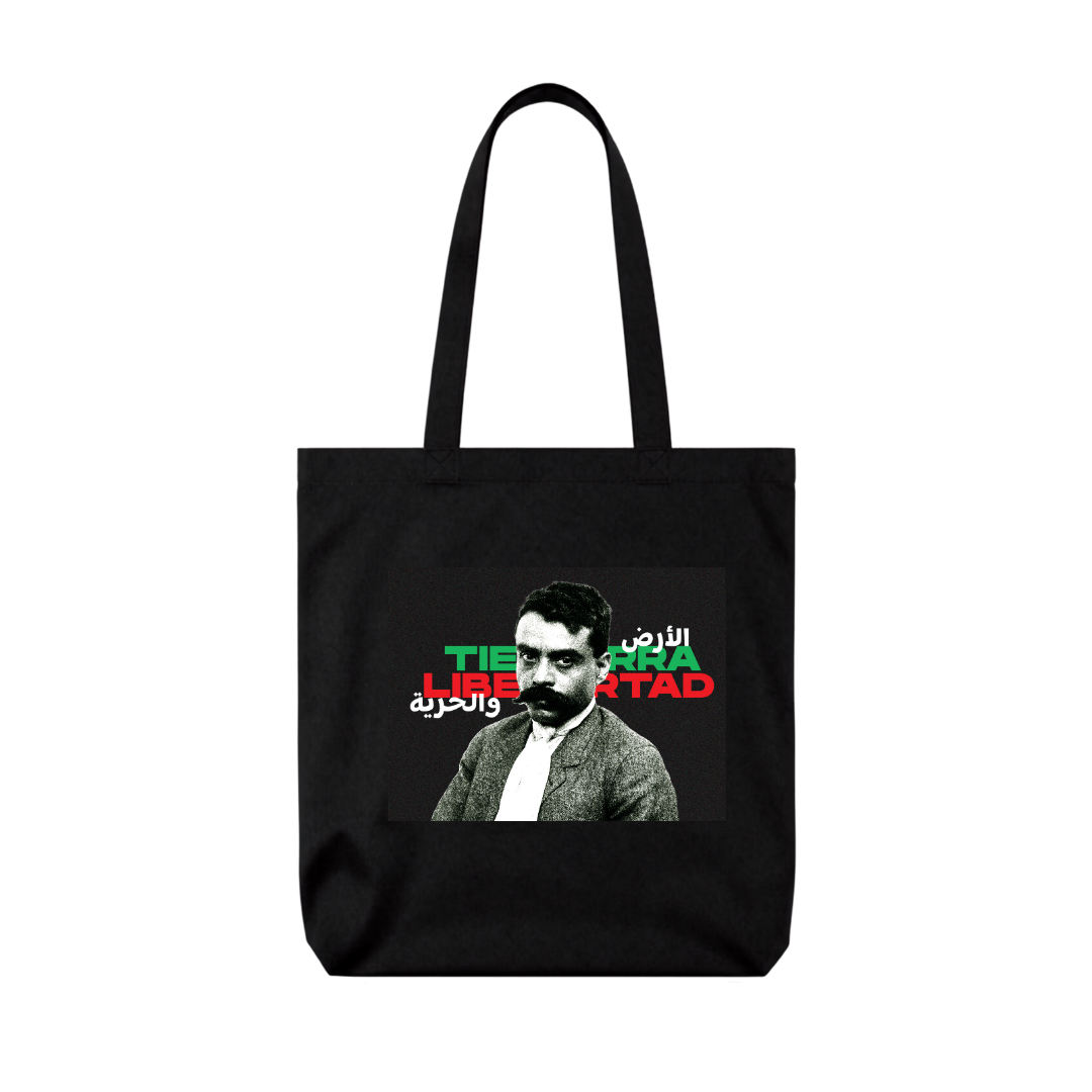 Tote bag de tela negra con estampado gráfico de Emiliano Zapata y texto bilingüe Tierra y Libertad en español y árabe