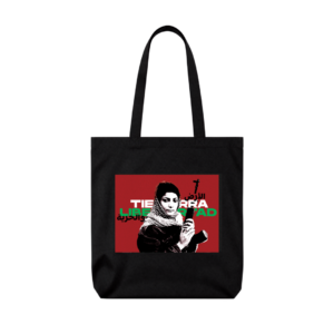 Tote bag de tela negra con estampado gráfico de Leila Khaled y texto bilingüe Tierra y Libertad en español y árabe