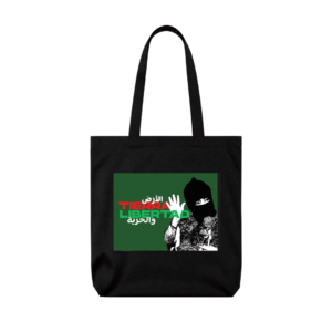 Tote bag de tela negra con estampado gráfico de la Comandanta Ramona y texto bilingüe Tierra y Libertad en español y árabe