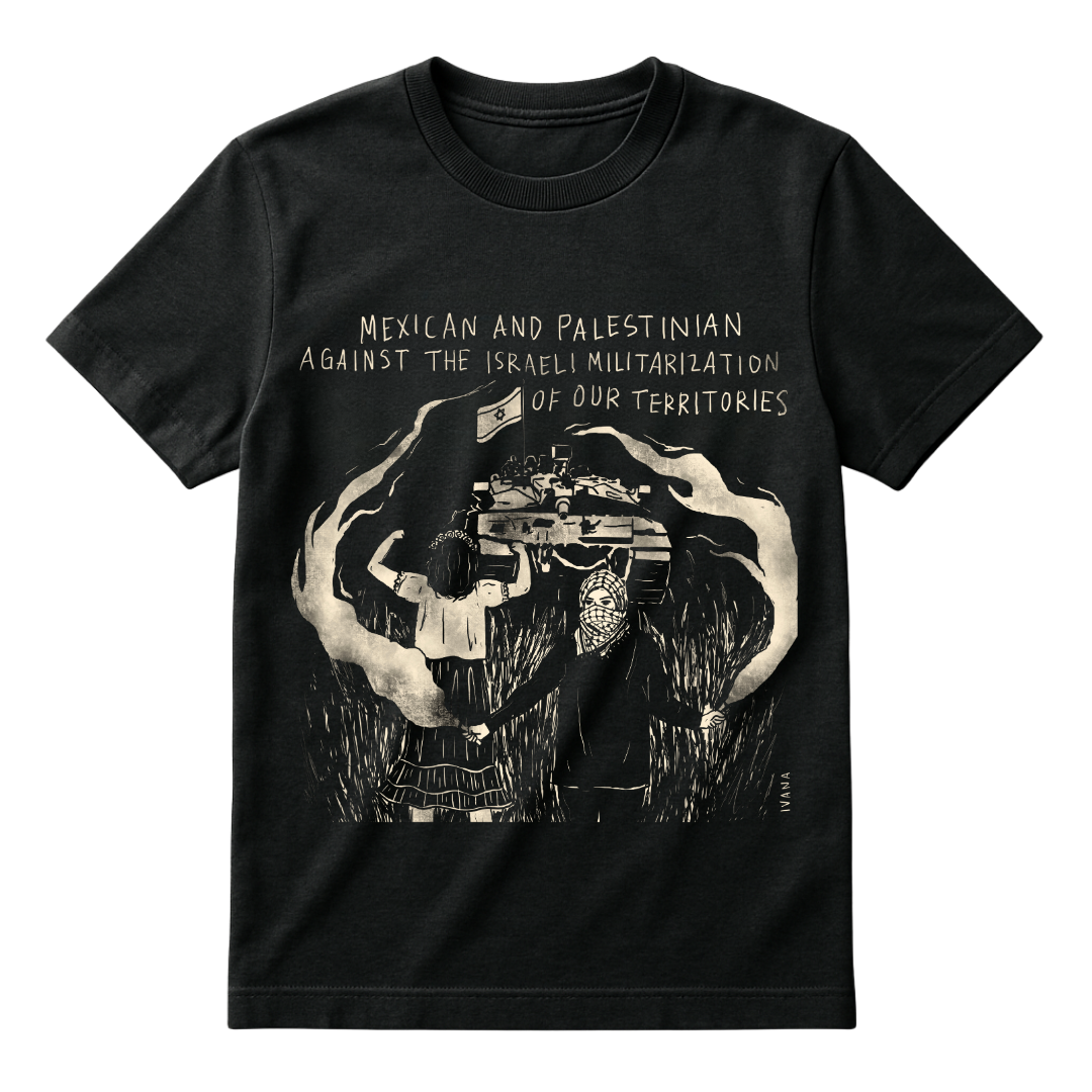 Playera negra de algodón con ilustración de Ivana que muestra a dos mujeres en vestido tradicional y kufiya resistiendo frente a un tanque, con la frase "Mexican and Palestinian Against the Israeli Militarization of Our Territories".