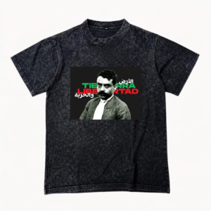Playera de algodón estilo acid wash color gris oscuro con estampado de Emiliano Zapata y leyenda bilingüe Tierra y Libertad en español y árabe