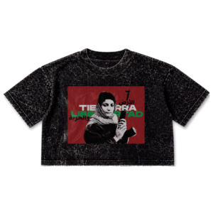 Crop top de algodón deslavado estilo acid wash color gris oscuro con estampado de Leila Khaled y texto bilingüe Tierra y Libertad en español y árabe