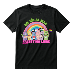 Playera negra de manga corta con ilustración estilo ositos cariñositos sosteniendo banderas Palestina, trans, no binaria y orgullo LGBTIQA+, junto con una rebanada de sandía y kufiyas, bajo un arcoíris con los textos "Del Río al Mar" arriba en verde y "Palestina Libre" abajo en rosa.