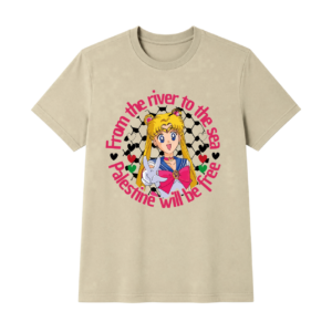 Playera color beige de manga corta con ilustración circular estilo anime de Sailor Moon haciendo la señal de la paz, sobre un fondo con patrón de kufiya y enmarcada por la frase "From the river to the sea, Palestine will be free" en tipografía rosa.