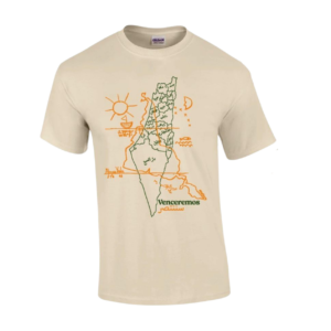 Playera color arena con el mapa de Palestina delineado en verde, detalles en naranja alusivos a Abya Yala y la frase Venceremos en español y árabe. Diseño de La Mestita Solidaria.