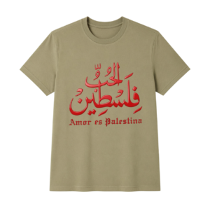 Playera caqui con estampado en color rojo brillante de caligrafía árabe y la frase Amor es Palestina en tipografía gótica.