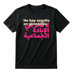 Playera negra de manga corta con el texto "No hay orgullo en genocidio." en color crema en la parte superior, seguido de la misma frase traducida a caligrafía árabe en color rosa mexicano.