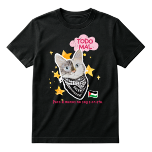 Playera negra de manga corta con ilustración de un gato usando una keffiyah palestina al cuello, con una nube de pensamiento que dice "Todo Mal" en rosa, rodeado de estrellas amarillas, la bandera de Palestina y el texto "Pero al menos no soy sionista." abajo.