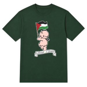 Playera verde botella de manga corta con ilustración estilo querubín Kewpie sosteniendo la bandera de Palestina, con pequeñas alas decoradas con patrón de keffiyah y un listón desplegado abajo con el texto "Boicot a Israel".