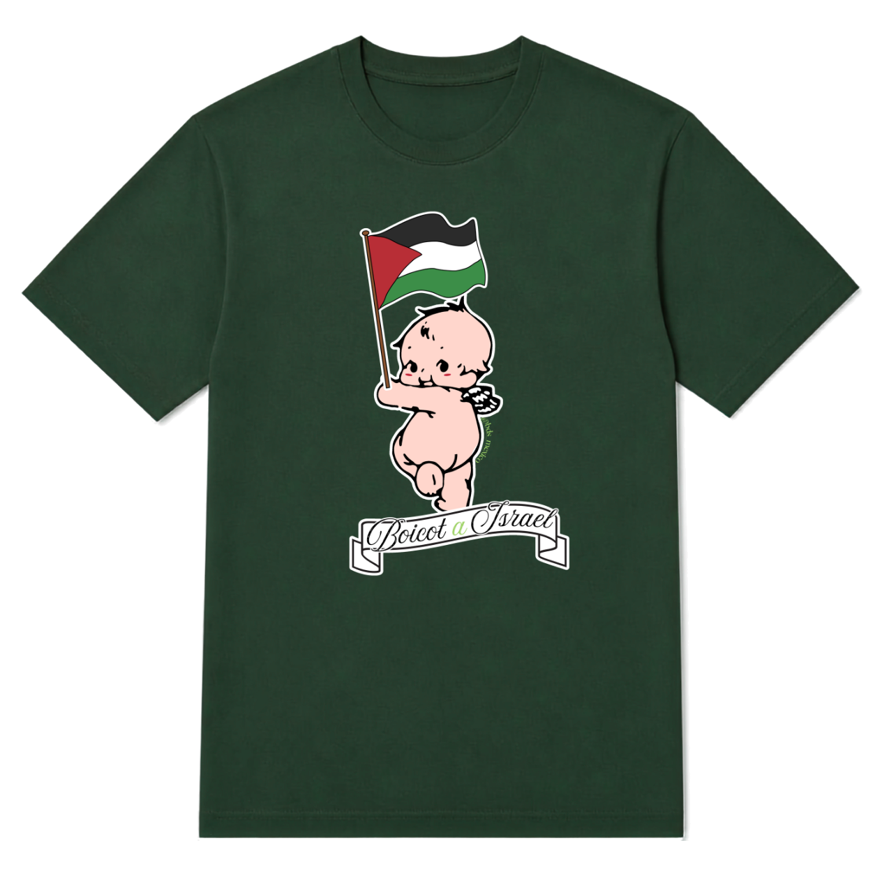 Playera verde botella de manga corta con ilustración estilo querubín Kewpie sosteniendo la bandera de Palestina, con pequeñas alas decoradas con patrón de keffiyah y un listón desplegado abajo con el texto "Boicot a Israel".