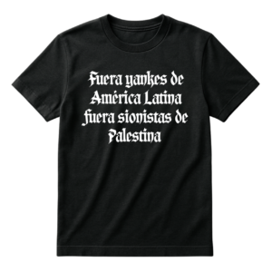 Playera negra de manga corta con el texto "Fuera yankes de América Latina fuera sionistas de Palestina" impreso al frente en tipografía gótica de color blanco.