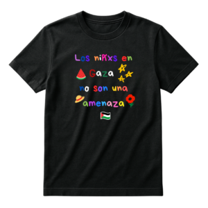 Playera negra de manga corta con la frase "Los niñxs en Gaza no son una amenaza" escrita en letras infantiles multicolores, acompañada de garabatos de una rebanada de sandía, estrellas amarillas, una flor roja, un sombrero y la bandera de Palestina en la parte inferior.