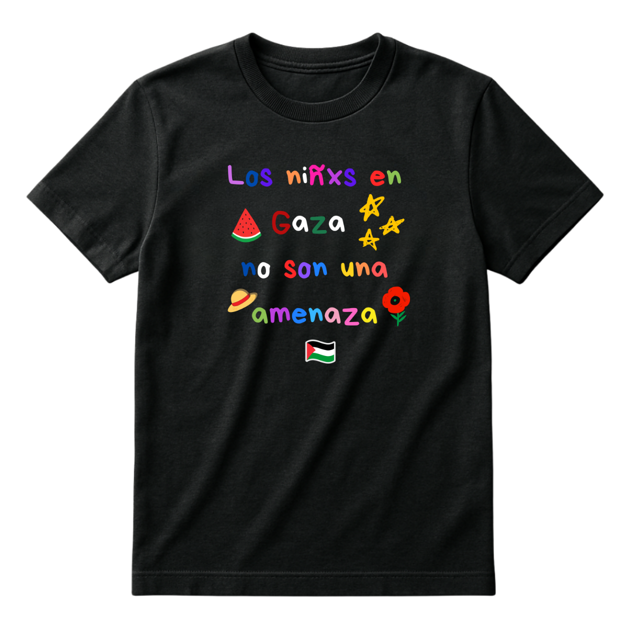 Playera negra de manga corta con la frase "Los niñxs en Gaza no son una amenaza" escrita en letras infantiles multicolores, acompañada de garabatos de una rebanada de sandía, estrellas amarillas, una flor roja, un sombrero y la bandera de Palestina en la parte inferior.