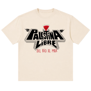 Playera de color hueso con un logotipo gráfico en letras negras que dice Palestina Libre, una rebanada de sandía arriba y el texto Del Río al Mar en letras rojas abajo.