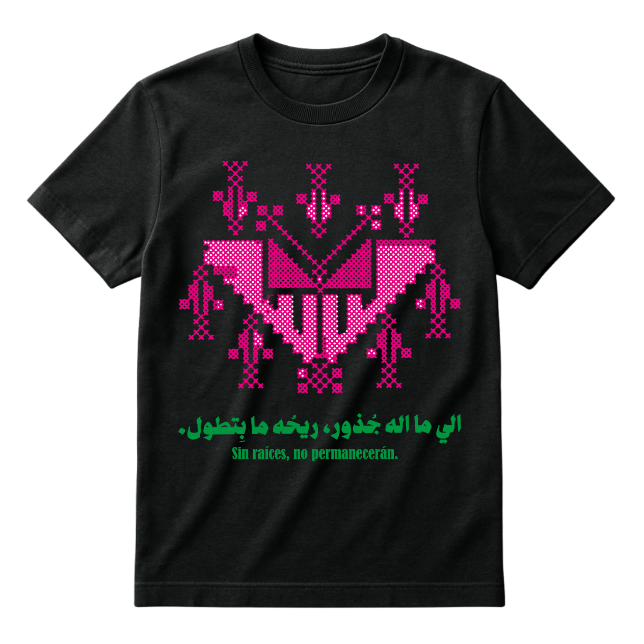 Playera de color negro con estampado en forma de bordado Tatreez tradicional en color rosa fucsia, acompañada por texto en caligrafía árabe verde y la frase en español Sin raíces, no permanecerán.